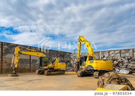 大量に積まれた産業廃棄物 大量に積まれた産業廃棄物 97803034