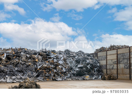 大量に積まれた産業廃棄物 97803035
