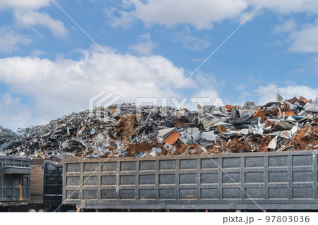 大量に積まれた産業廃棄物 大量に積まれた産業廃棄物 97803036