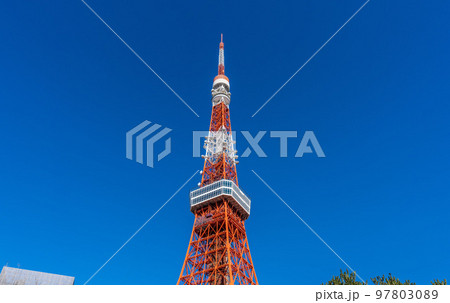 日本の東京都市景観 青空に映える東京タワーなどを望む 日本の東京都市景観 青空に映える東京タワーなどを望む 97803089