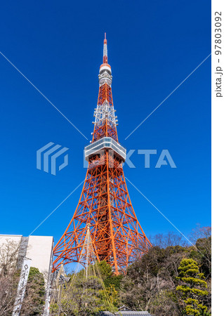 日本の東京都市景観 青空に映える東京タワーなどを望む 日本の東京都市景観 青空に映える東京タワーなどを望む 97803092