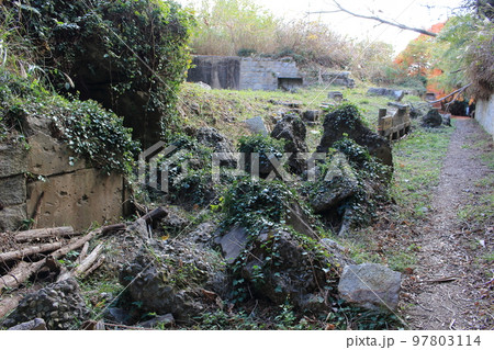 爆撃演習による爆破跡(北部砲台跡)~芸予要塞小島砲台跡 爆撃演習による爆破跡(北部砲台跡)~芸予要塞小島砲台跡 97803114