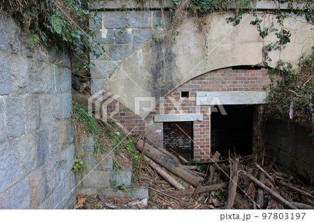 北部砲台の兵舎跡～芸予要塞小島砲台跡 97803197