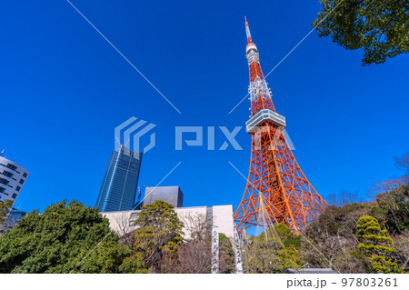 日本の東京都市景観 青空に映える東京タワーや虎ノ門・麻布台プロジェクトなどを望む＝12月29日 97803261