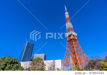日本の東京都市景観 青空に映える東京タワーや虎ノ門・麻布台プロジェクトなどを望む＝12月29日 97803263