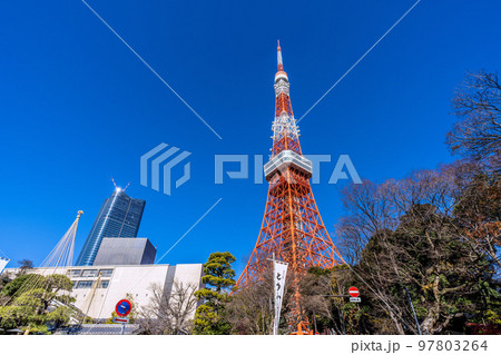 日本の東京都市景観 青空に映える東京タワーや虎ノ門・麻布台プロジェクトなどを望む＝12月29日 97803264