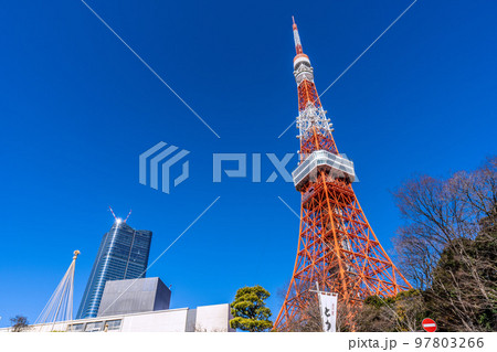 日本の東京都市景観 青空に映える東京タワーや虎ノ門・麻布台プロジェクトなどを望む=12月29日 日本の東京都市景観 青空に映える東京タワーや虎ノ門・麻布台プロジェクトなどを望む=12月29日 97803266