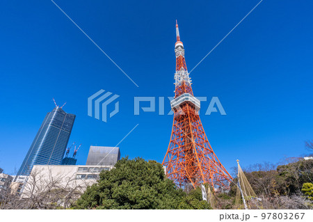 日本の東京都市景観 青空に映える東京タワーや虎ノ門・麻布台プロジェクトなどを望む＝12月29日 97803267