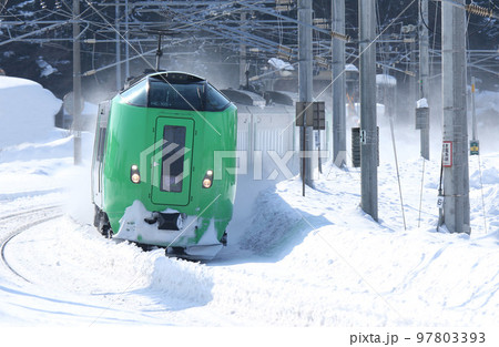 雪の函館本線を疾走する特急ライラック　特急ライラック 97803393