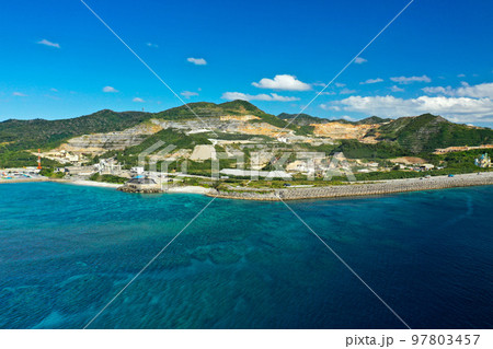 基地埋め立てのために削られる山 基地埋め立てのために削られる山 97803457