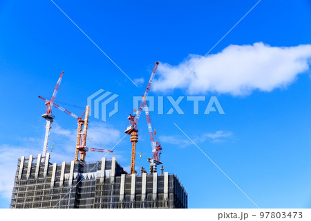高層ビルを建設するタワークレーン 97803473