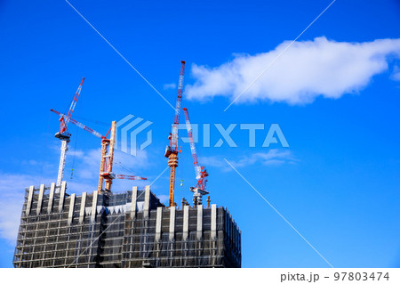 高層ビルを建設するタワークレーン 97803474