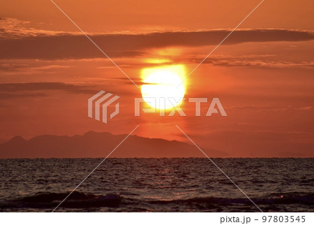 太陽柱が発生した夕暮れの冬の海岸F 太陽柱が発生した夕暮れの冬の海岸F 97803545