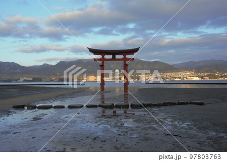安芸の宮島の厳島神社の修理後の大鳥居 2 安芸の宮島の厳島神社の修理後の大鳥居 2 97803763