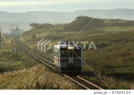 黄昏時の原生花園を駆ける釧網本線普通列車　キハ54 97804134
