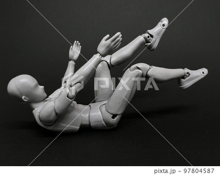 高所から落ちて背面から叩きつけられる人形 97804587