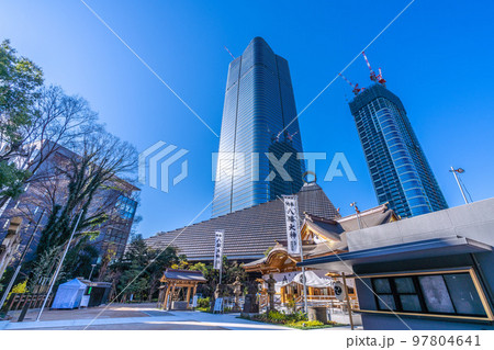 日本の東京都市景観　虎ノ門・麻布台プロジェクトの超高層ビルや八幡神社などを望む 97804641