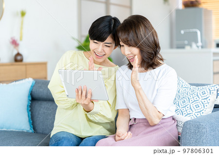 リビングでタブレットを操作する親子 リビングでタブレットを操作する親子 97806301