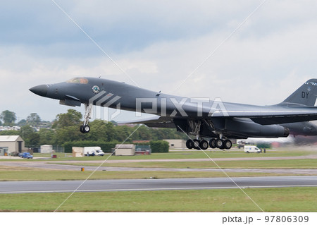 アメリカ空軍B-1Bランサー超音速爆撃機離陸 97806309