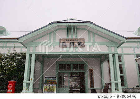 雪の日のJR山陰本線・萩駅 97806446