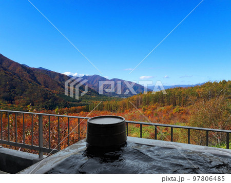 紅葉を見ながら入る絶景露天風呂 97806485