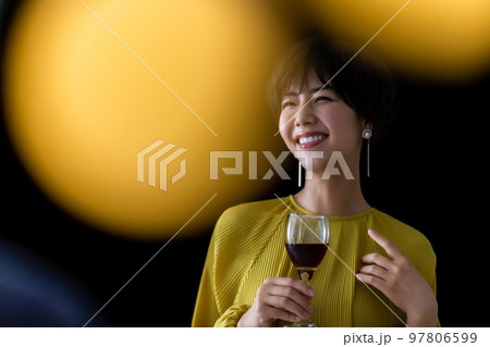 ワインを飲むショートヘアの素敵な女性 97806599