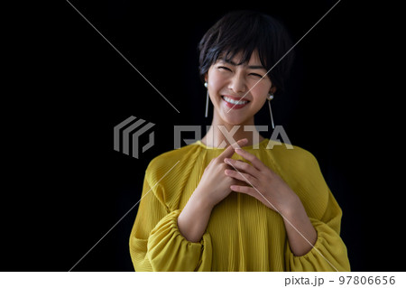 ショートヘアの素敵な若い女性 97806656