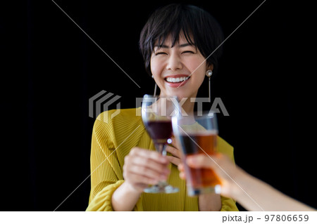 乾杯するワインが似合う素敵な女性 乾杯するワインが似合う素敵な女性 97806659
