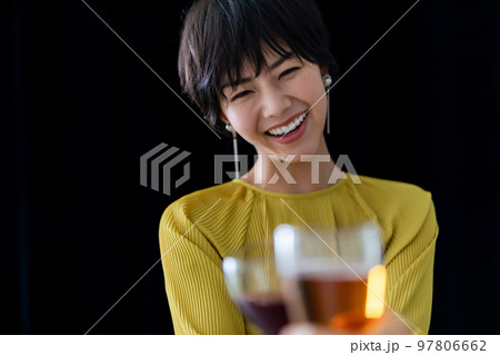 乾杯するワインが似合う素敵な女性 乾杯するワインが似合う素敵な女性 97806662