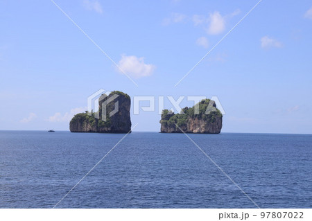 フェリーで向かうタイの絶景離島・ピピレイ島、ピピドン島 97807022