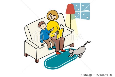 冬の夜に絵本を読む親子 97807416