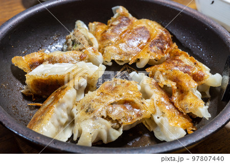 とても美味しい日本の冷凍餃子 97807440