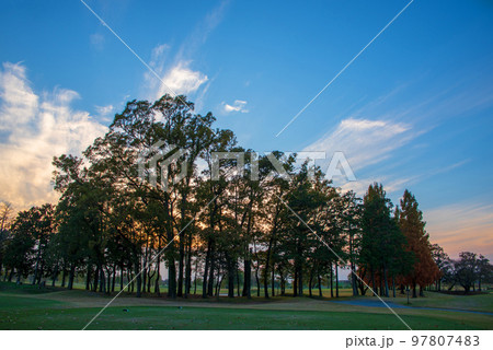 晩秋 夕焼け空とゴルフ場 秋の季節 晩秋 夕焼け空とゴルフ場 秋の季節 97807483