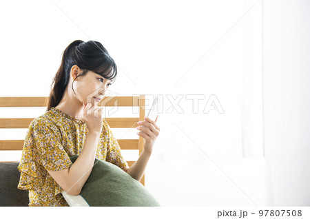 スマホ　若い女性　検索　調べる　不安　悩み　ベットルーム 97807508