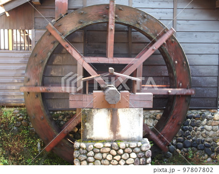 回転する水車 回転する水車 97807802