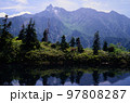 日本の山岳風景北アルプス鏡池と槍ヶ岳 97808287