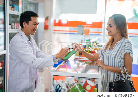 female customers buy drugs with ATMs for non-cash payments 97809107