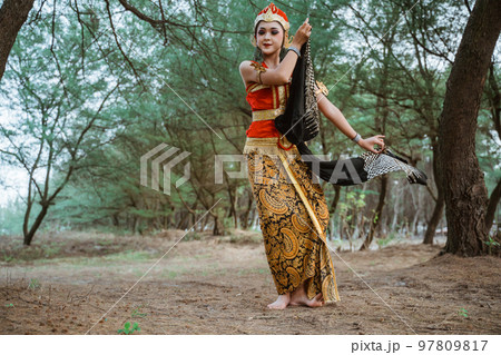 women presenting traditional Javanese dance movements women presenting traditional Javanese dance movements 97809817
