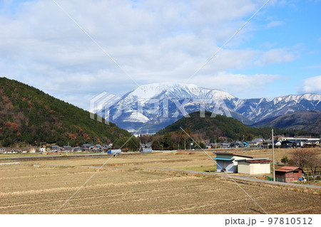 伊吹PAから見た冠雪した伊吹山の写真素材 [97810512] - PIXTA