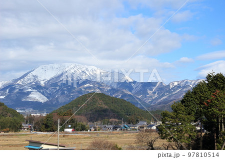 伊吹PAから見た冠雪した伊吹山の写真素材 [97810514] - PIXTA