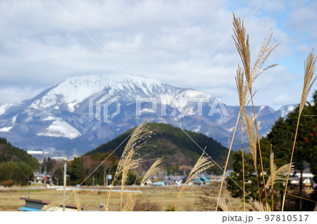 伊吹PAから見た冠雪した伊吹山の写真素材 [97810517] - PIXTA