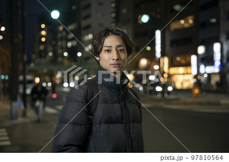 20代の男性　カメラ目線　夜の街角　ポートレート 97810564