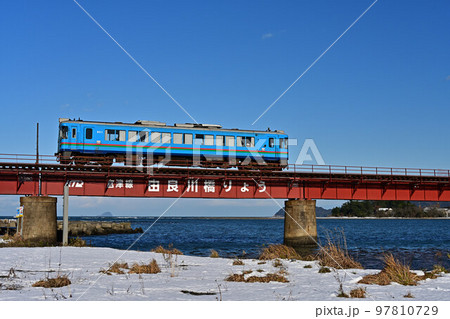 冬の由良川橋梁 97810729