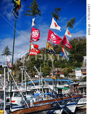 2022年元日の室津漁港の風景　大漁旗 97810897