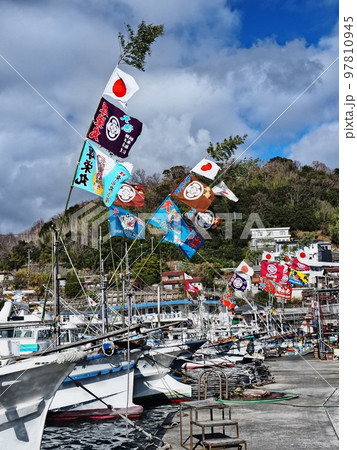 2022年元日の室津漁港の風景　大漁旗 97810945