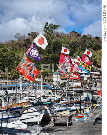 2022年元日の室津漁港の風景　大漁旗 97810946