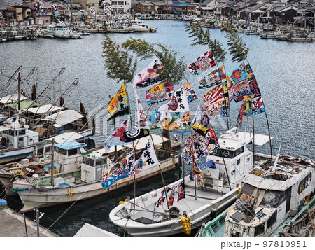 2022年元日の室津漁港の風景　大漁旗 97810951