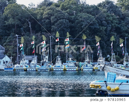 2022年元日の室津漁港の風景 大漁旗 2022年元日の室津漁港の風景 大漁旗 97810965