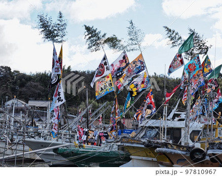 2022年元日の室津漁港の風景　大漁旗 97810967