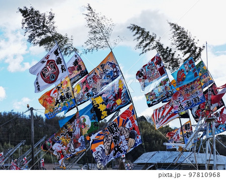 2022年元日の室津漁港の風景　大漁旗 97810968